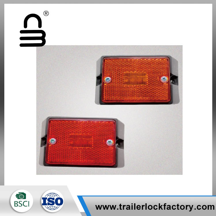 2 luces LED rectangulares rojas.